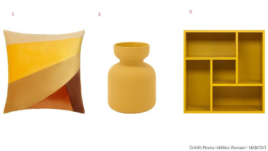 Des accessoires jaune moutarde : vase en grès, coussin, étagère