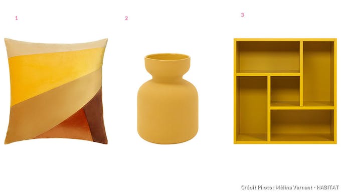 Des accessoires jaune moutarde : vase en grès, coussin, étagère