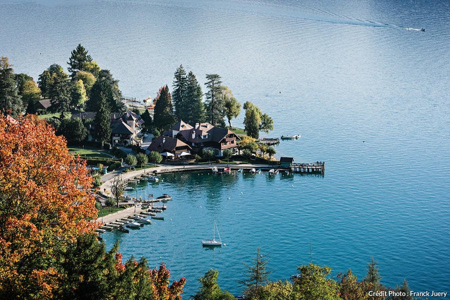 La vue sur le lac d'Annecy pur et bleu, vue d'ensemble de l'Auberge du Père Bise.