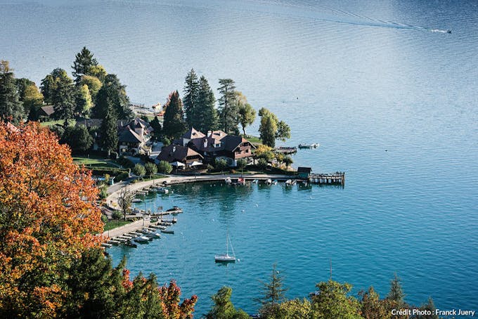 La vue sur le lac d'Annecy pur et bleu, vue d'ensemble de l'Auberge du Père Bise.