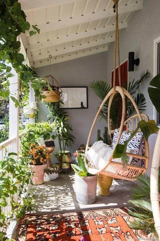 Balancelle en rotin et plantes vertes balcon 