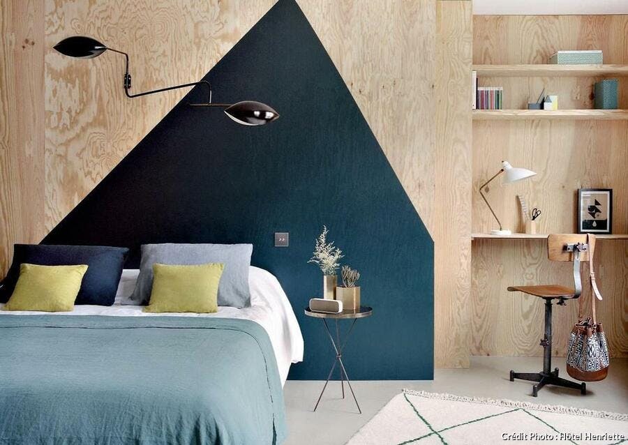 tête de lit en peinture triangle bleu