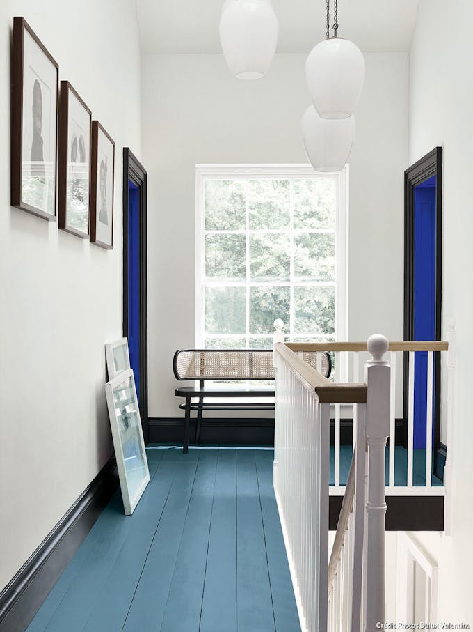 Couloir blanc et bleu