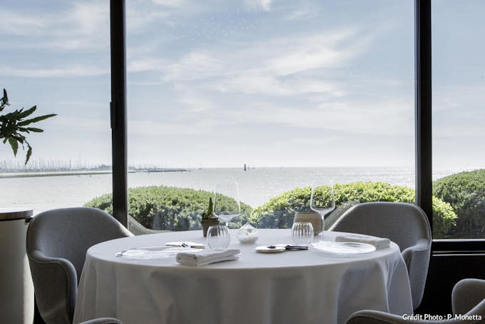 Une table avec vue sur l'océan au restaurant du chef triplement étoilé Christopher Coutanceau. 