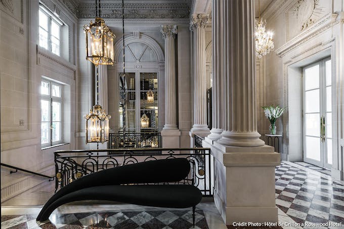 Escalier d'honneur entre design contemporain et faste classique à l'Hôtel de Crillon. 
