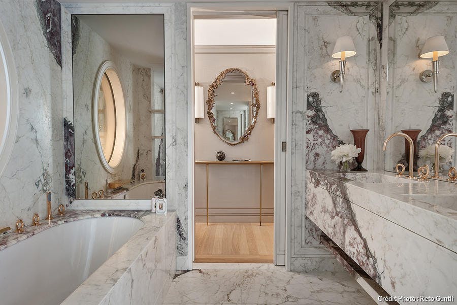 La salle de bain en marbre de la suite Marie-Antoinette à l'Hôtel de Crillon, un concentré de luxe.