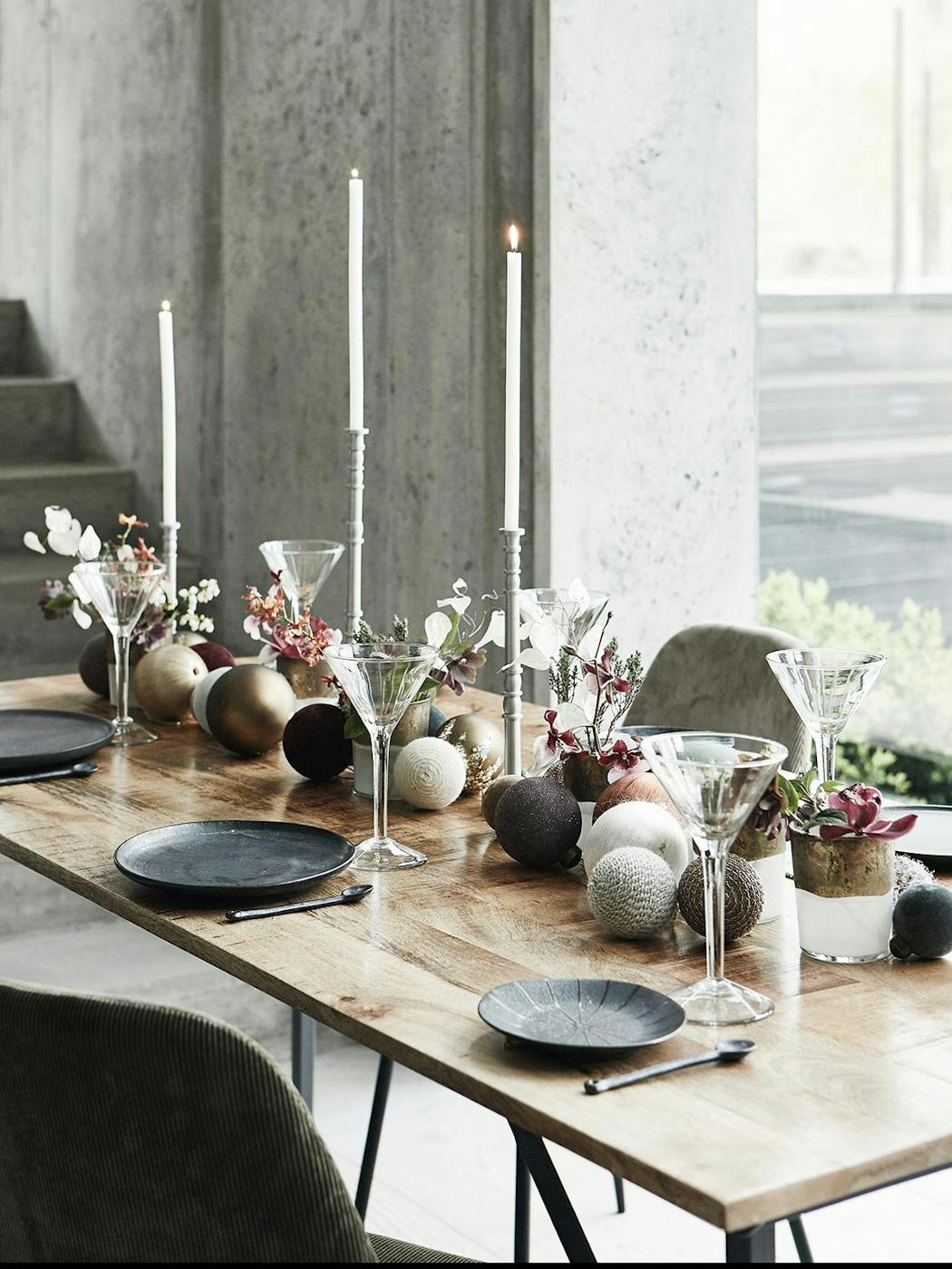 Table Avec Assiettes Et Verres Avant Une Fête. Piles De Vaisselle