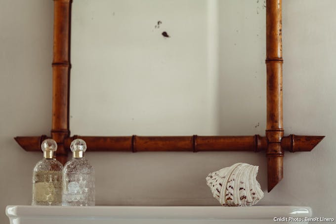 Détails de la salle bain miroir en rotin.