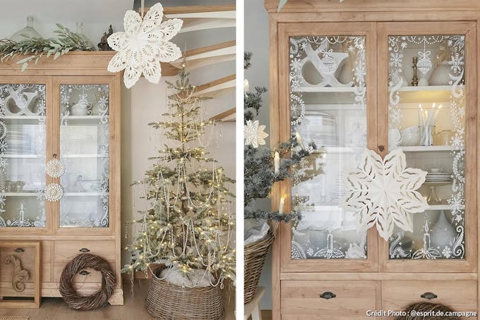 Arbre de Noël dans un panier et armoire décorée. 