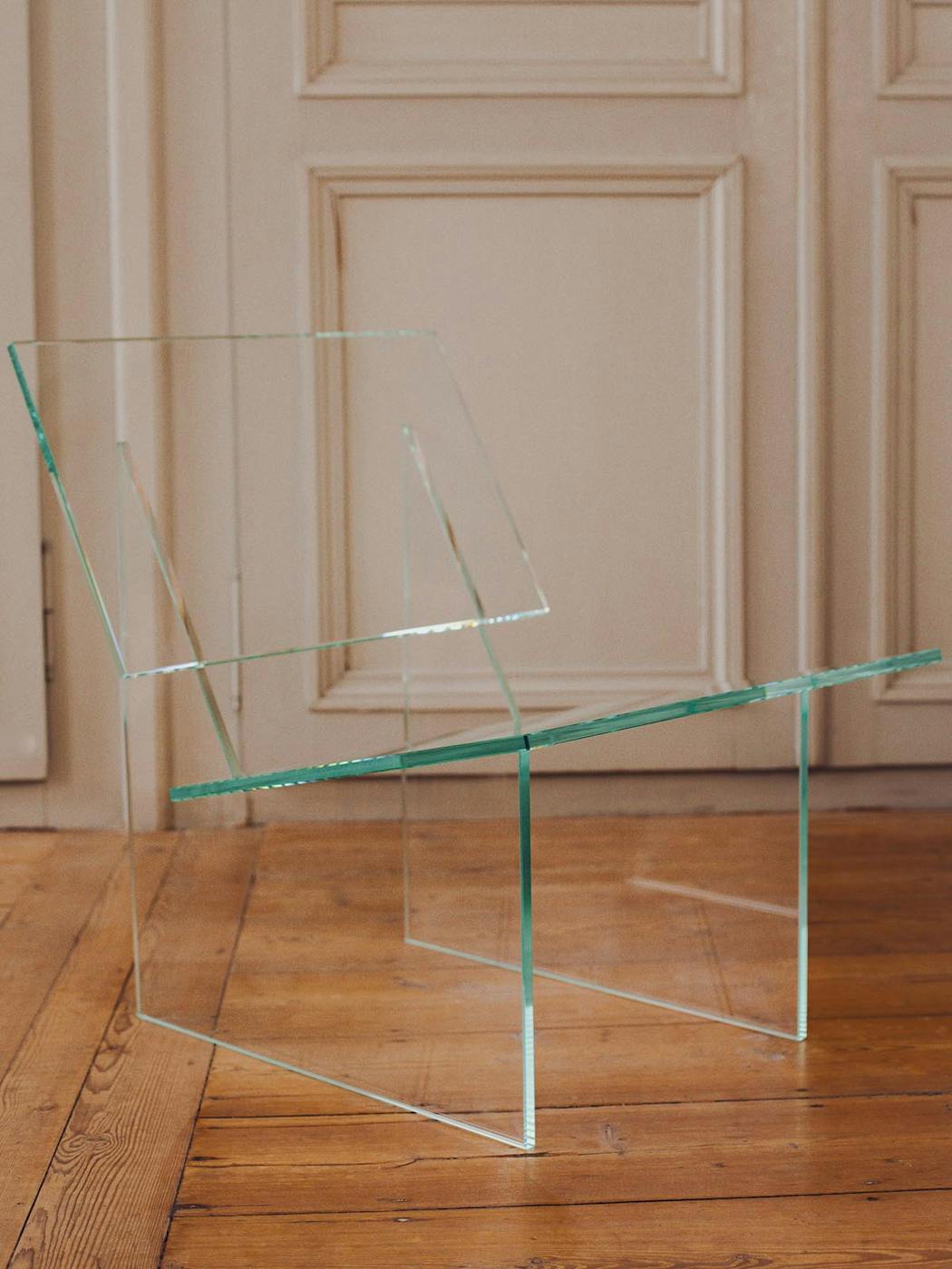 fauteuil en verre transparent