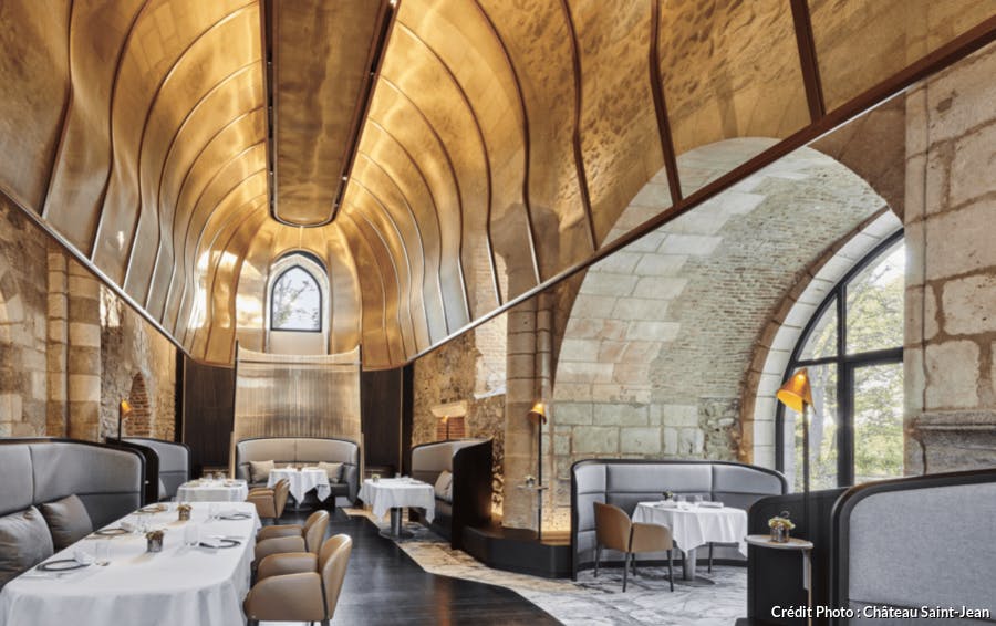 Sous la cloche, se dresse le restaurant étoilé du Château Saint-Jean