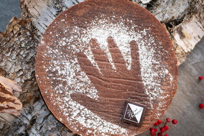 Gâteau de voyage signature du chocolatier ardéchois Pierre Chauvet, l'empreinte de main en sucre glace fait parti de la décoration de ce fondant au chocolat.