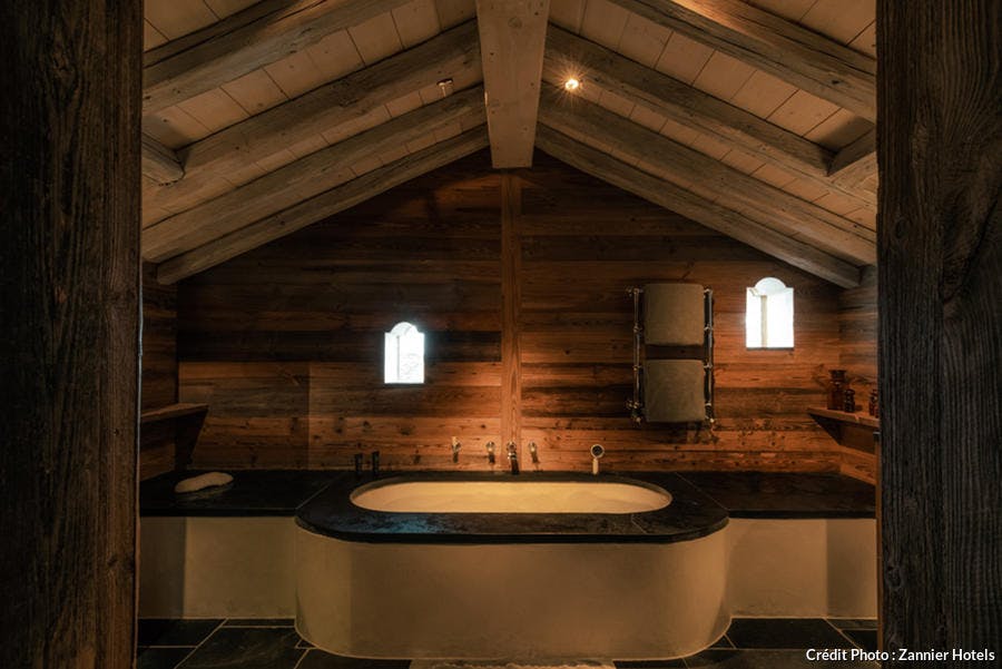 Salle de bain avec grande baignoire style spa.