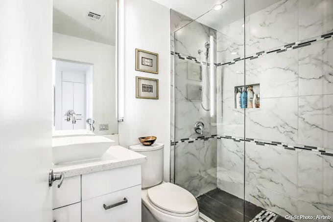 La salle de bain sobre avec douche au carrelage effet marbré, un luxe abordable.