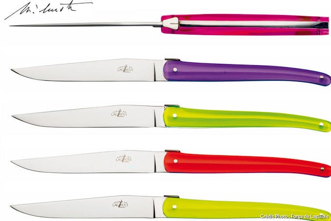 Couteaux designés par l'architecte Jean-Michel Wilmotte colorés punchy pour la Forge de Laguiole. 