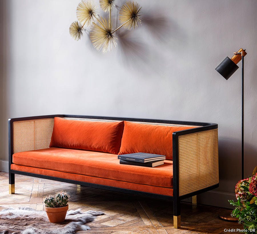 un canapé en velours terracotta dans un salon art déco