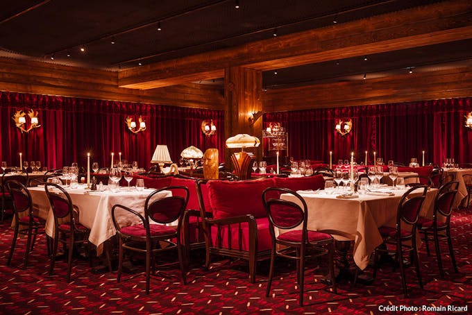 Le Piaf Megève, salle de restaurant feutrée rouge. 