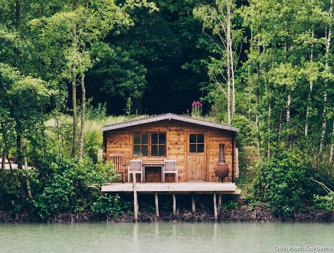 une cabane de pêcheur au bord d'un lac