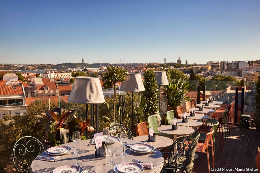 Terrasse avec tables rondes et panorama sur Lisboa