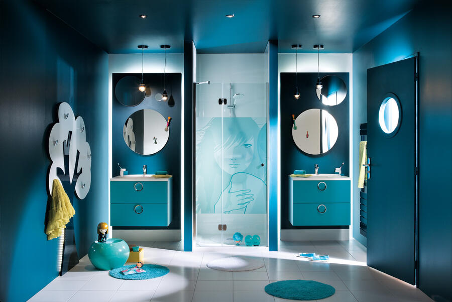 Включи голубой. Мебель в ванную комнату голубого цвета в интерьере. Современный интерьер ванной в голубых цветах. Интерьер ванной с синей мебелью. Ванная в синих тонах Эстетика.