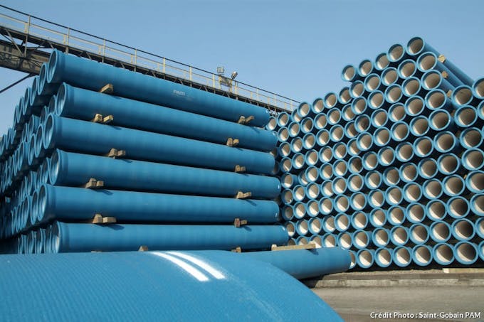 Parc de stockage de l’usine de Pont-à-Mousson avec des tuyaux pour l’adduction d’eau potable