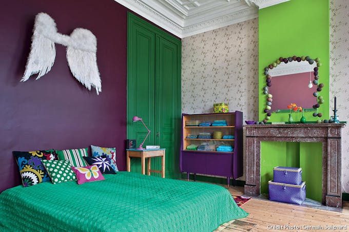 Mur de chambre de couleur ultra violet