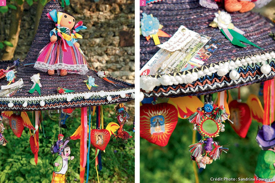 Chapeau servant de parasol aux couleurs du Mexique dans un jardin.