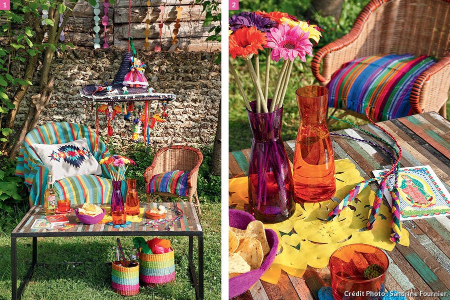 Table de jardin aux couleurs du Mexique dans un jardin.