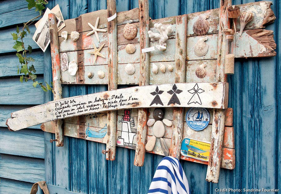 Panneau scrapbook à Saint Malo, avec pancarte et coquillages.