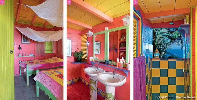 Chambre colorée pour enfants, salle de bain aux couleurs tonique et douche ouverte sur le large et la mer.