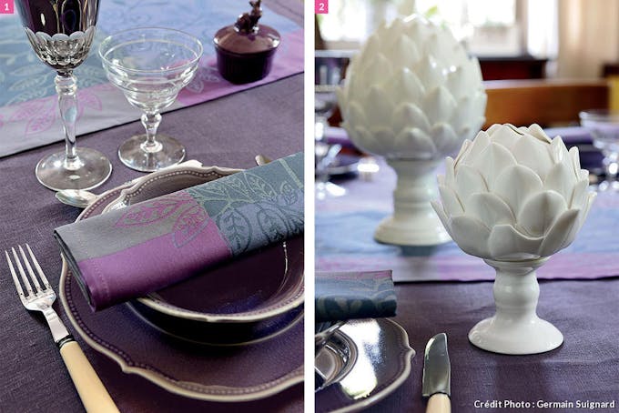 Nappe, chemin de table et serviettes violets.