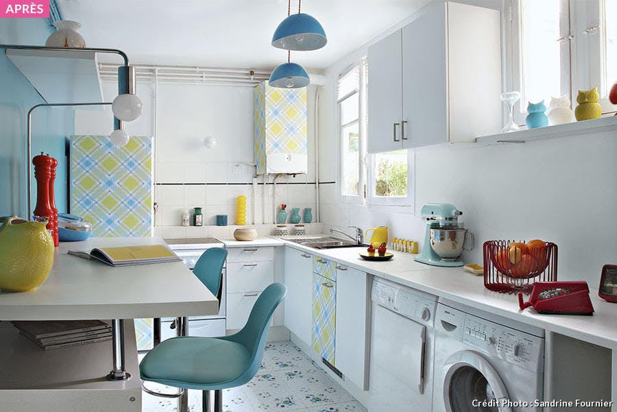 Nouvelle cuisine moderne, peinte en bleue et pleine de détails graphiques et d'objets la rendant plus dynamique.