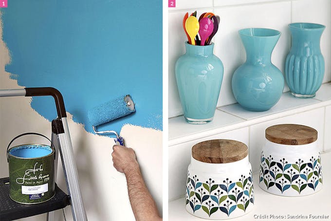 Rouleau de peinture, mur bleu, pots décoratifs