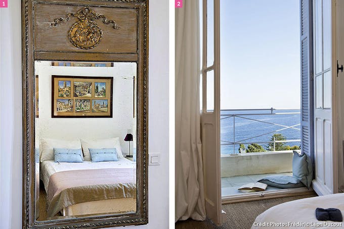 Chambre parentale avec immense miroir. Porte fenêtre et balcon donnant sur la mer