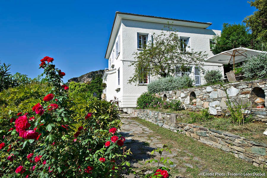 Villa fleurie en Corse vue de l'extérieur