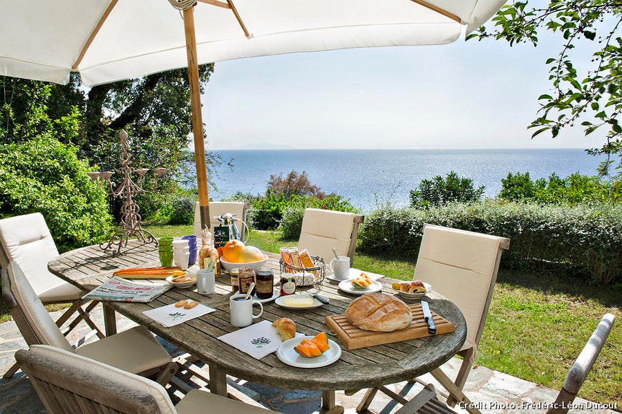 Terrasse de la villa corse pour déjeuner face à la mer