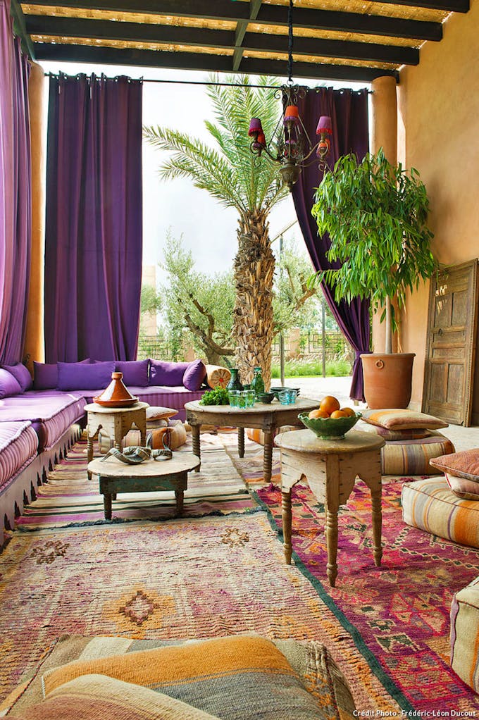 Terrasse marocaine habillée de violet