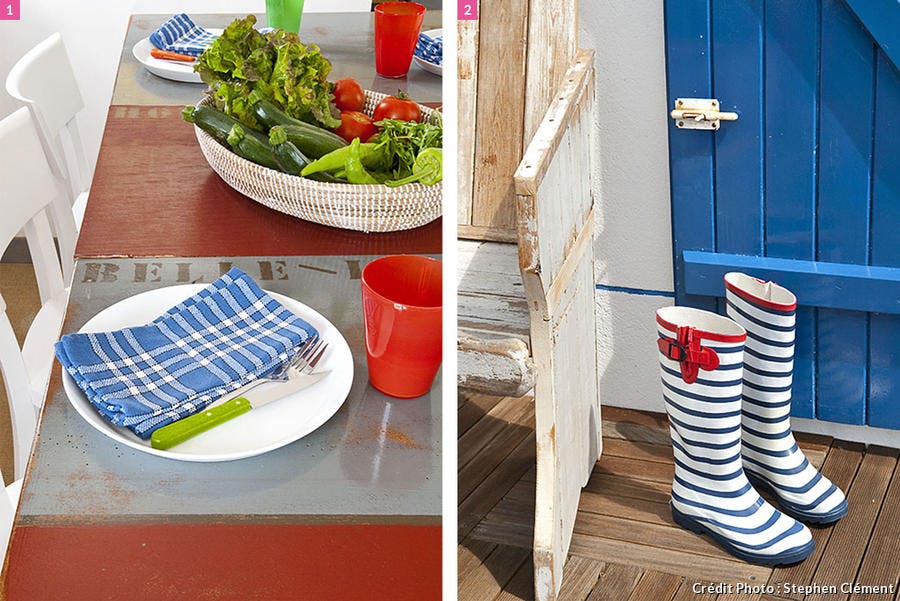 Vaisselle sur table en bois et bottes rayées bleu et blanc.