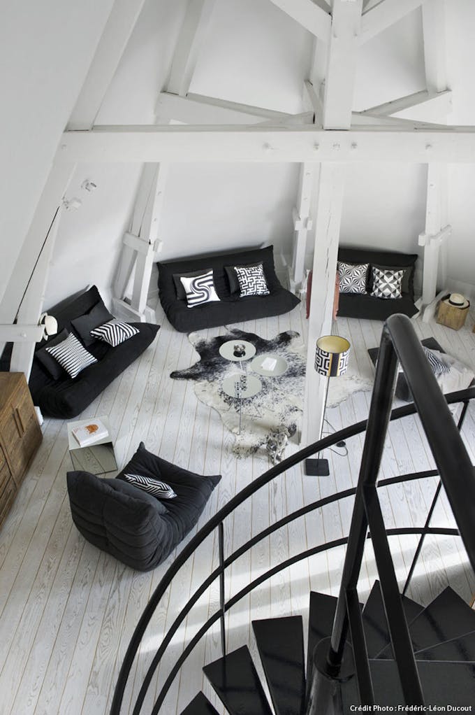 Loft Paris noir et blanc vue circulaire salon