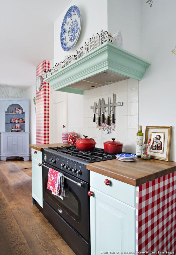Maison fifties aux Pays-Bas, la cuisine avec la hotte peinte