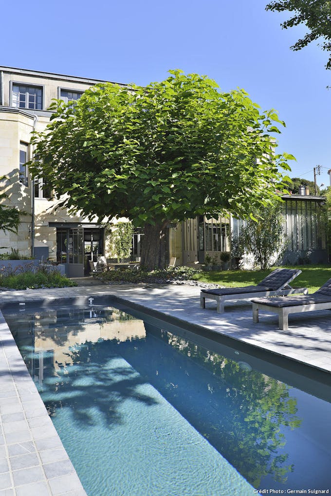 Vue de la piscine et de la maison à Bordeaux