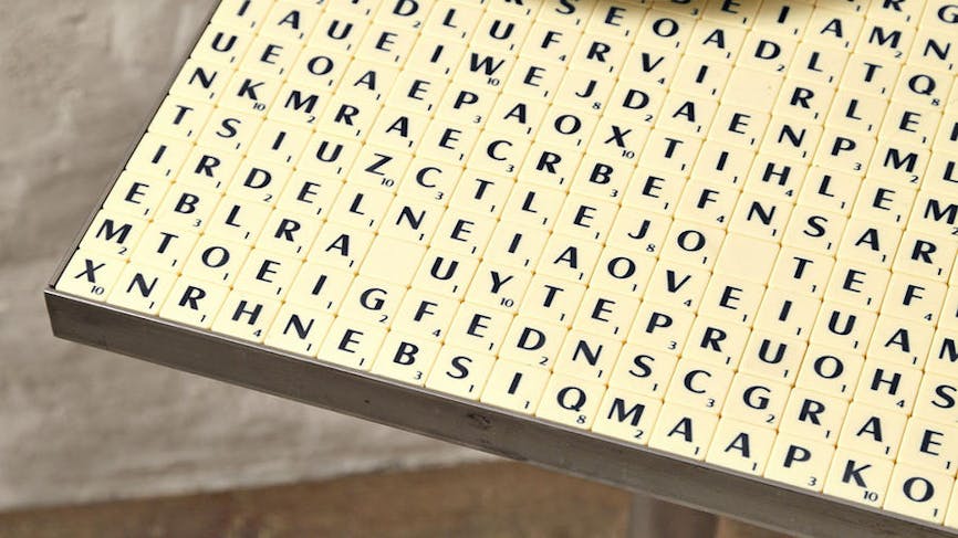 Un guéridon en lettres de Scrabble