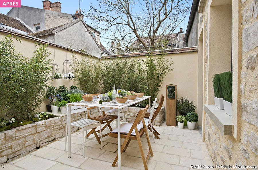 Terrasse avec bois blond et mobilier blanc