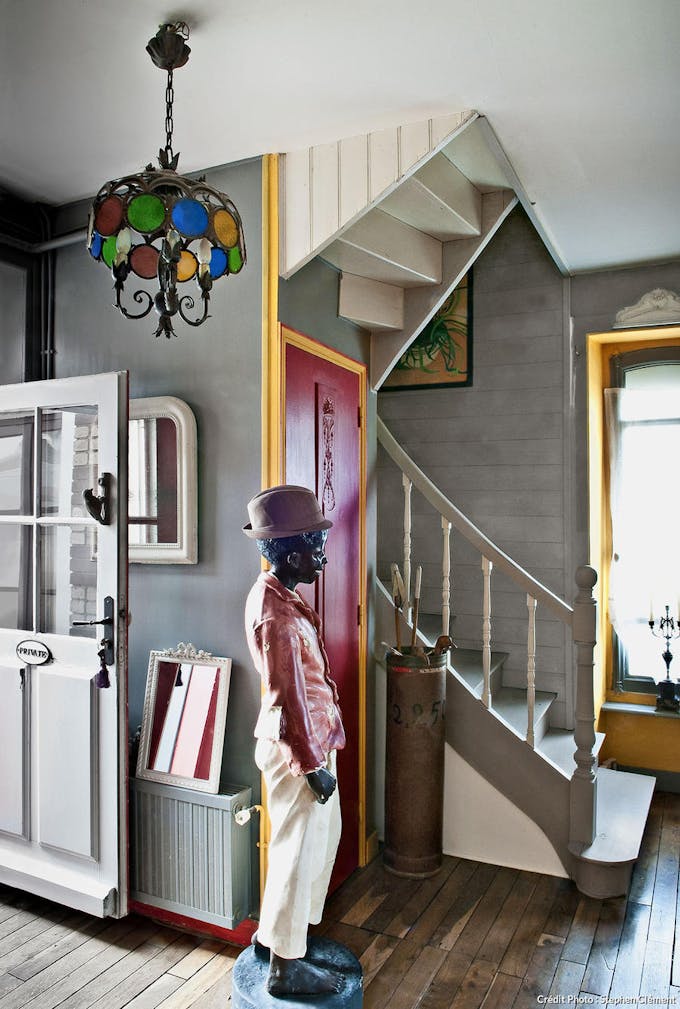 entrée maison bretonne, escaliers style gustavien et porte rouge