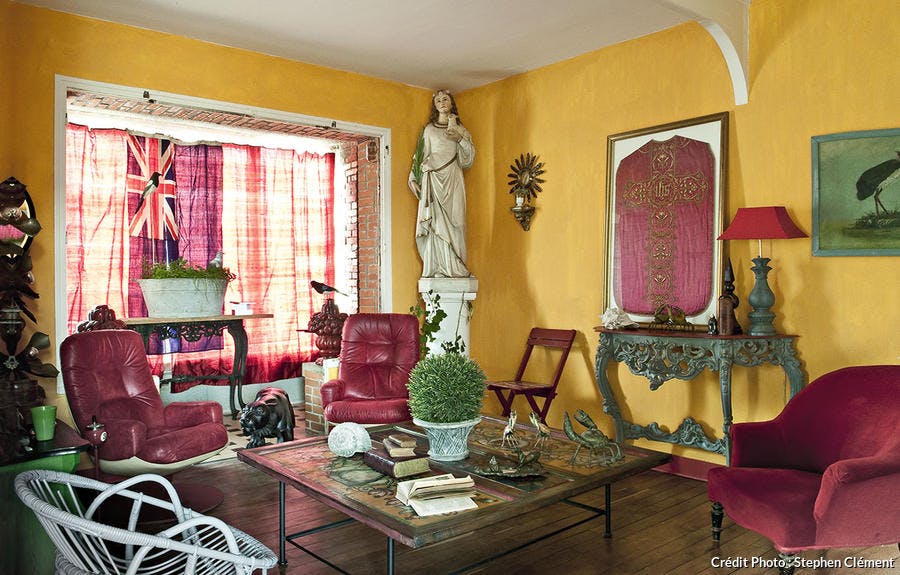 un salon rouge, vert et jaune style cabinet de curiosité