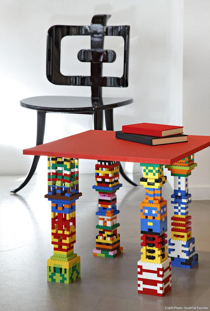 Une table avec des pieds en Lego