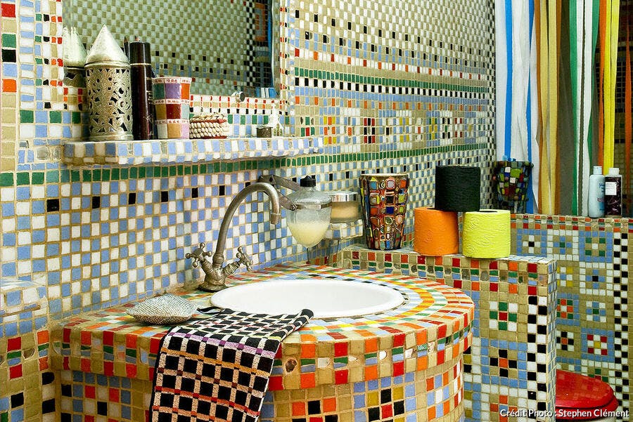 lavabo vintage multicolore en mosaïque