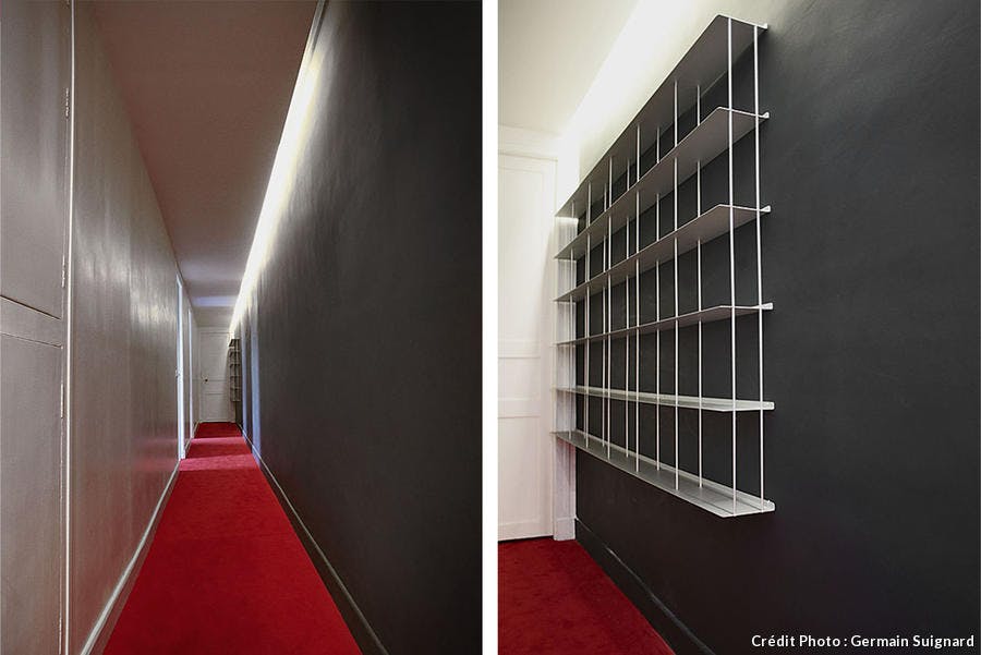 Les débuts du processus d'aménagement du couloir : moquette rouge, bibliothèque.
