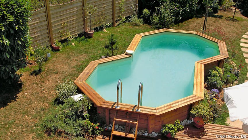 Quelle est la différence entre une piscine hors-sol et semi-enterrée ?