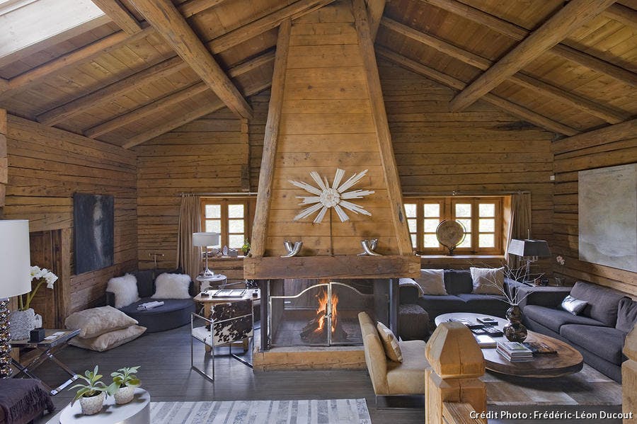 Salon avec cheminée en bois